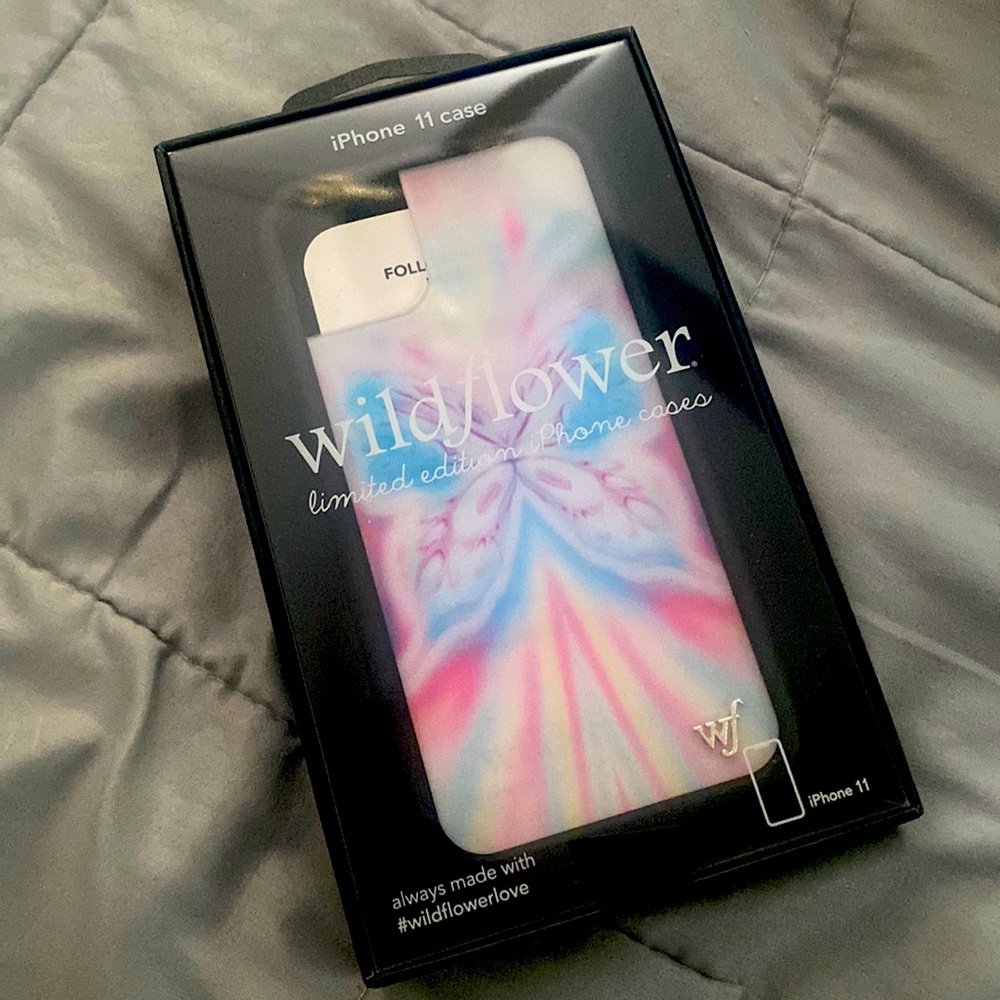 Authentic Wildflower Case. Barely used in original packaging. Perfect Condition.